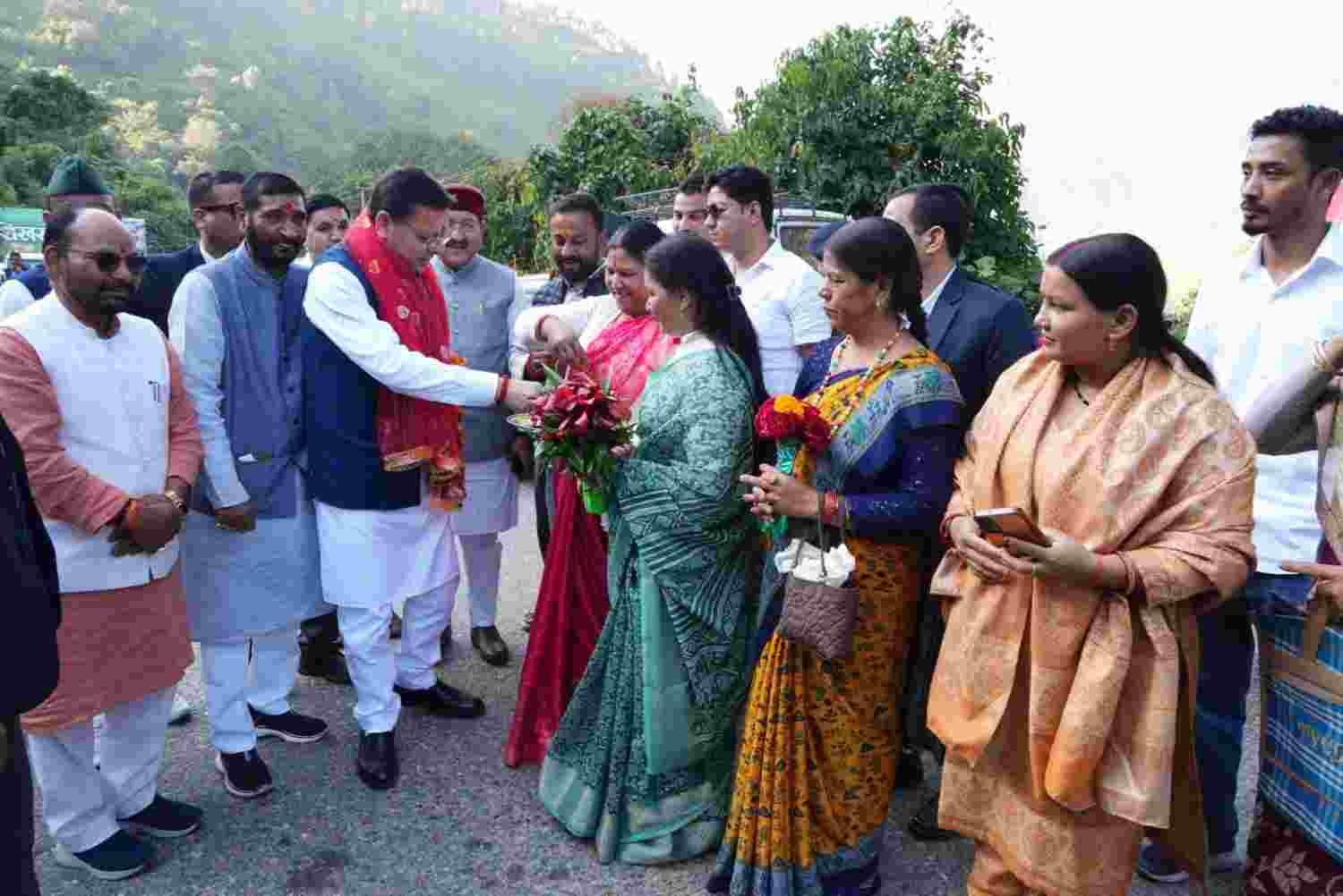 भराड़ीसैंण जाते समय गौचर-कर्णप्रयाग में सीएम धामी का स्वागत, लोगों ने की पुष्प वर्षा