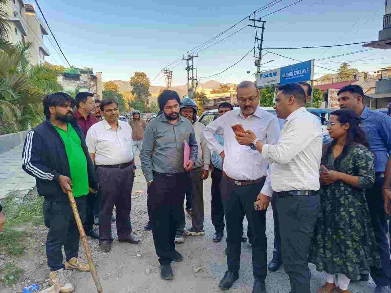 देहरादून: नगर आयुक्त के औचक निरीक्षण से मचा हड़कंप, बैठक में जमा कराए सफाई निरीक्षकों के मोबाइल