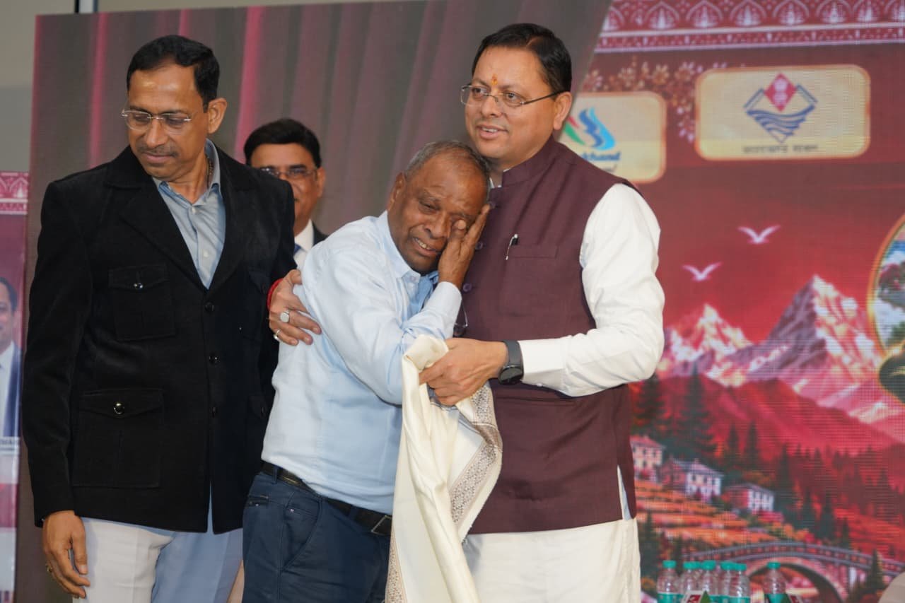 मुख्यमंत्री धामी ने पुराने शिक्षकों के छुए पैर, वर्षों बाद गुरु-शिष्य का मिलन बना भावुक पल
