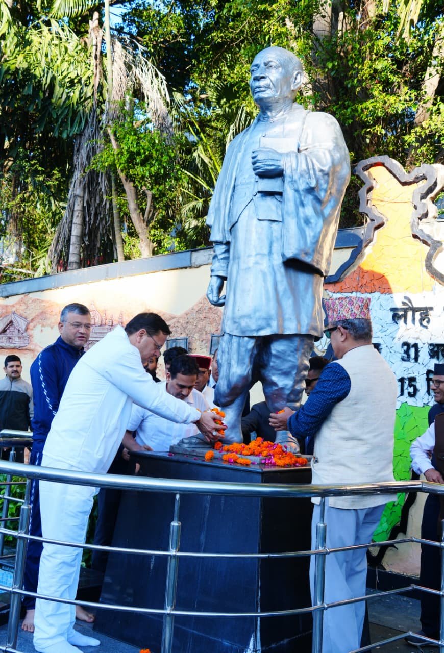मुख्यमंत्री धामी ने सरदार पटेल को किया नमन, घंटाघर स्थित प्रतिमा पर अर्पित की पुष्पांजलि